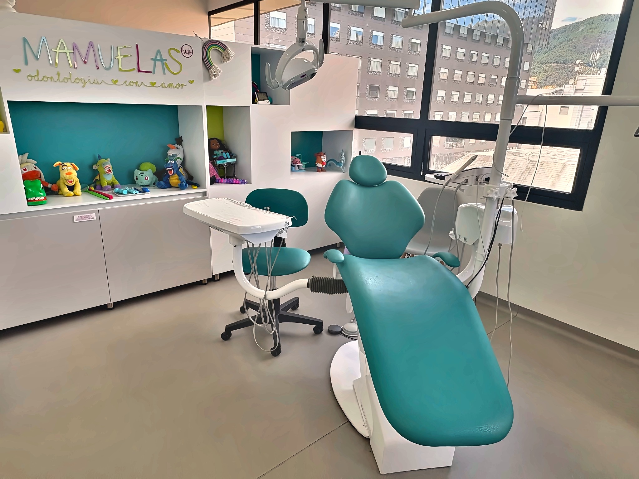 Consultorio odontopediátrico Mamuelas KIDS en Bogotá con sillón turquesa
